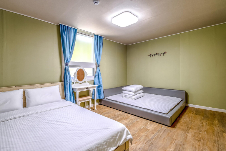 Bedroom 3, Geoje Gabaestory Pension, Geoje