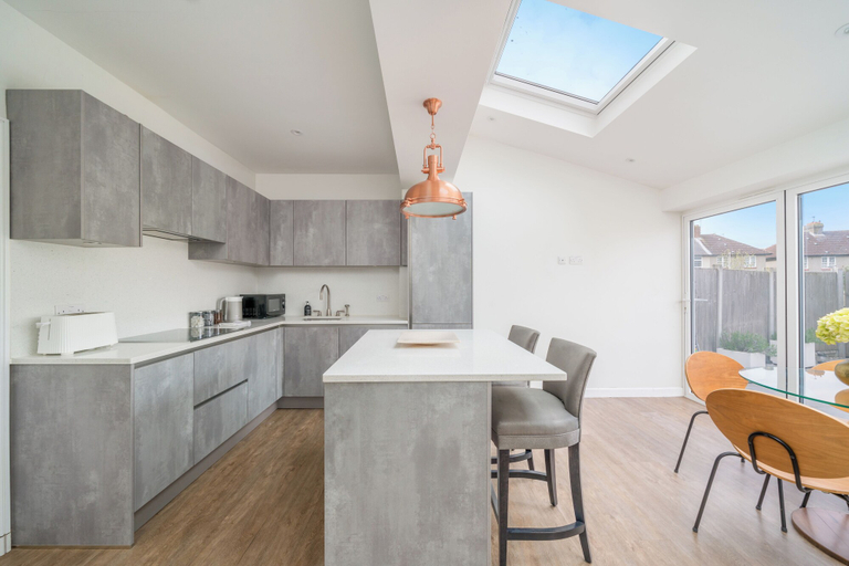 Others 4, Elegant 3Bedroom Retreat, London