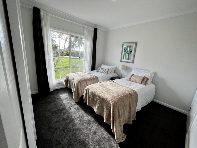 Bedroom 2, Winterwood Lodge - 6mins Jindabyne Pets Allow Floor Heating Farm Stay, Snowy River