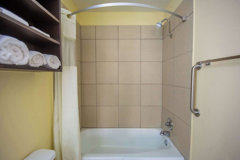 Bathroom 5, Days Inn & Suites by Wyndham Waterloo, Black Hawk