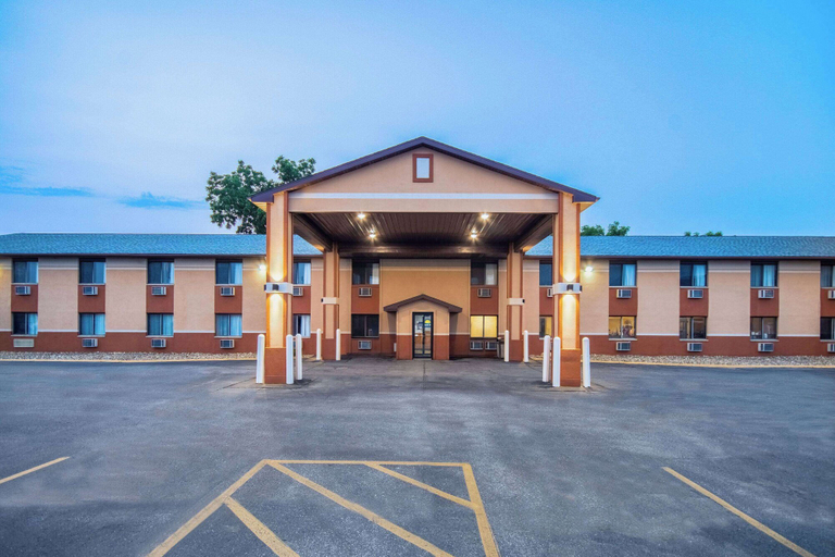 Exterior & Views 2, Days Inn & Suites by Wyndham Waterloo, Black Hawk