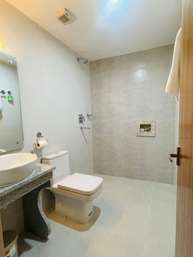 Bathroom 5, Matina Suites and Spa, Gandaki
