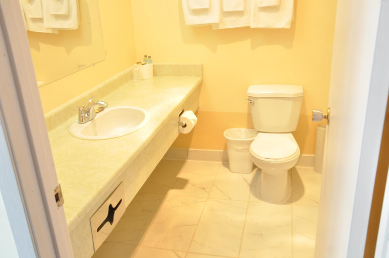 Bathroom, Canadas Best Value Inn Mile 0, Squamish-Lillooet