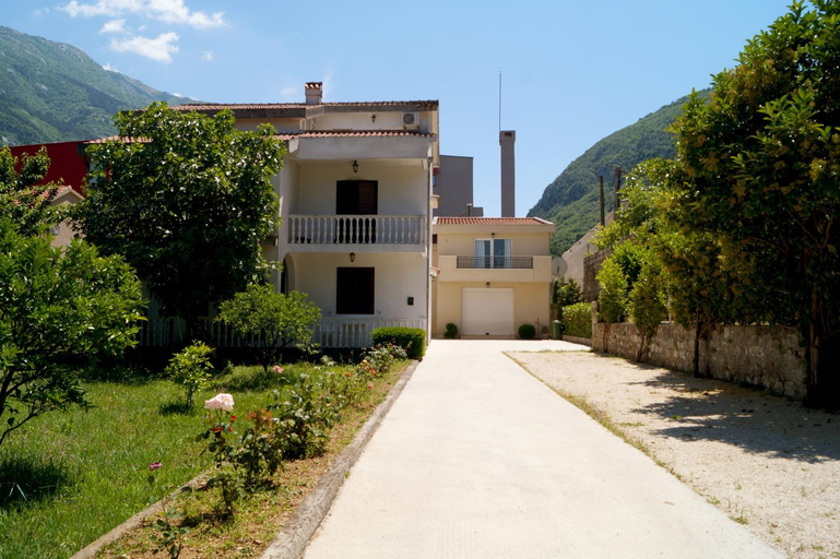 Others 4, Veron Apartments