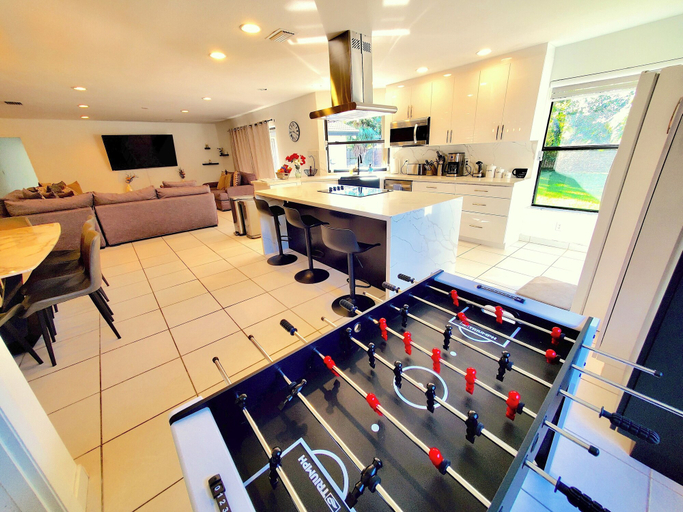 Food & Drinks, FoxStays Private Resort, Broward