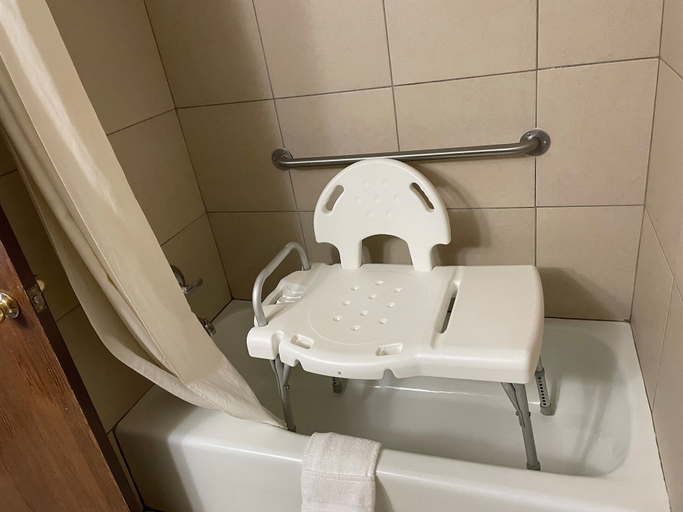 Bathroom 5, Days Inn & Suites by Wyndham Waterloo, Black Hawk