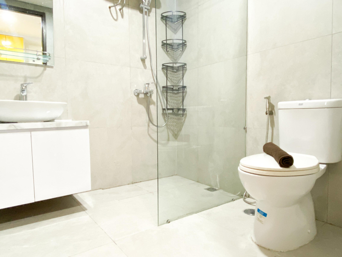 Bathroom 5, Homey Stay Studio at Pollux Chadstone Apartment By Travelio, Cikarang