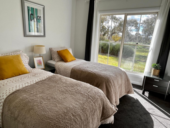 Bedroom 3, Winterwood Lodge - 6mins Jindabyne Pets Allow Floor Heating Farm Stay, Snowy River
