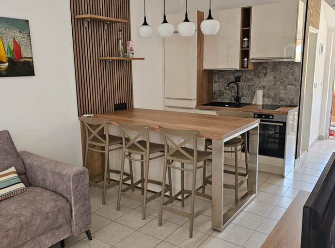 Others 4, Apartment M & VALENTIN, Nin