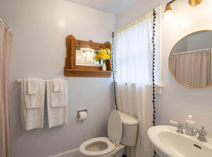 Bathroom 3, Dennen's Victorian Farmhouse, Mendocino