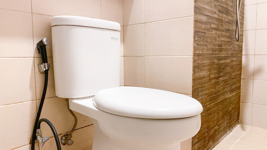 Bathroom 5, Scenic and Comfortable 2BR Sky Terrace Apartment By Travelio, Jakarta Barat