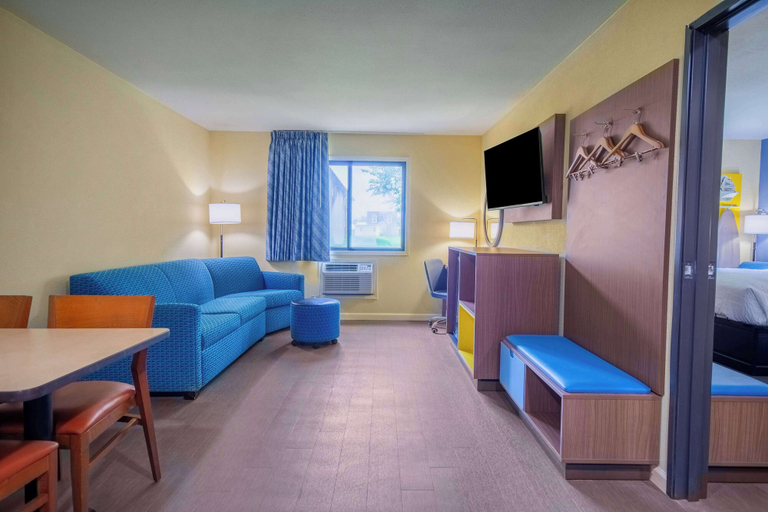 Bedroom 4, Days Inn & Suites by Wyndham Waterloo, Black Hawk