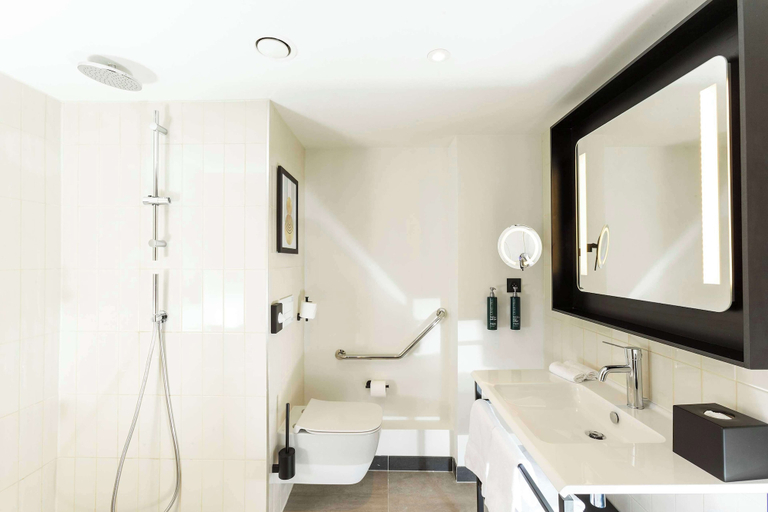 Bathroom 5, Hilton Lille, Nord