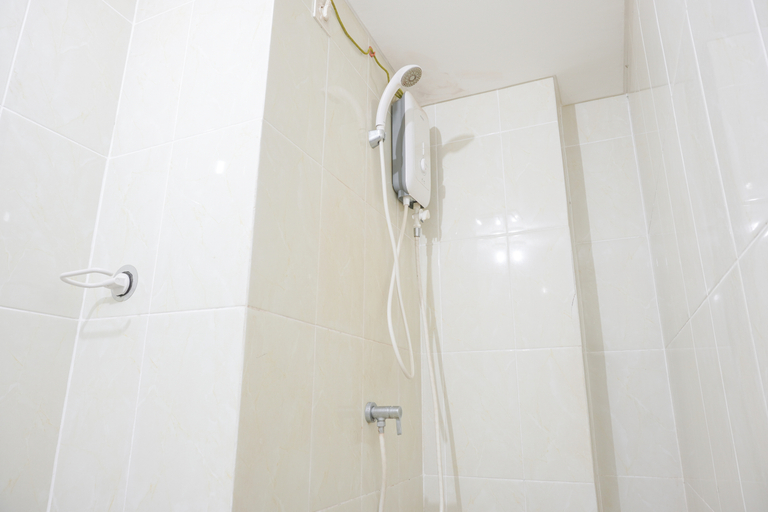 Bathroom 5, Comfort 2BR Apartment at 29th Floor M-Town Residence By Travelio, Tangerang