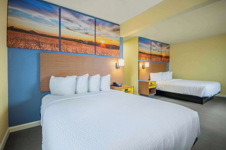 Bedroom 4, Days Inn & Suites by Wyndham Waterloo, Black Hawk