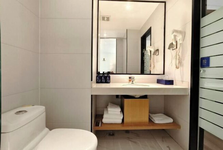 Bathroom 3, Super 8 Hotel Select (Zhenjiang Xuefu Road Store), Zhenjiang