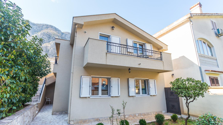 Others 5, Veron Apartments