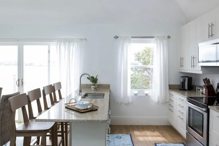Others 4, Modern Apartment St Georges Bermuda