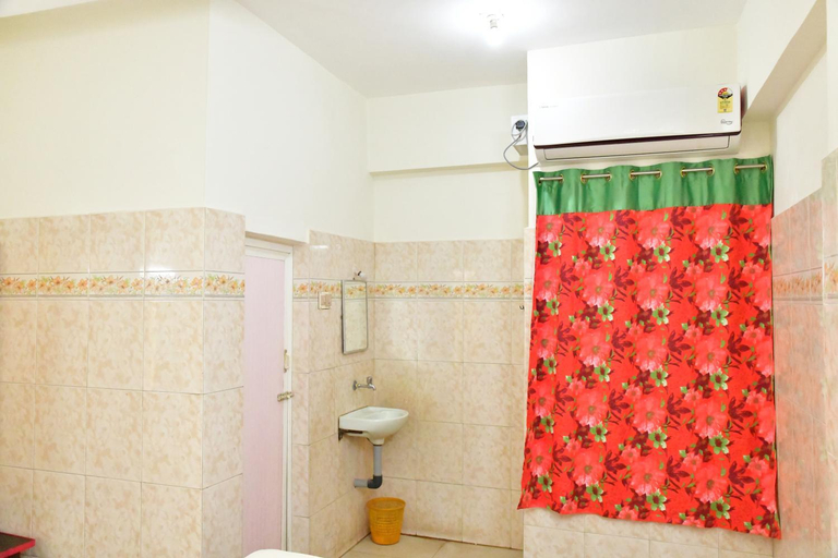 Bathroom 4, Hotel Ganesh Lodge, Kanniyakumari