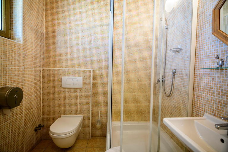 Bathroom 2, Tekergo Motel es Etterem, Gárdony