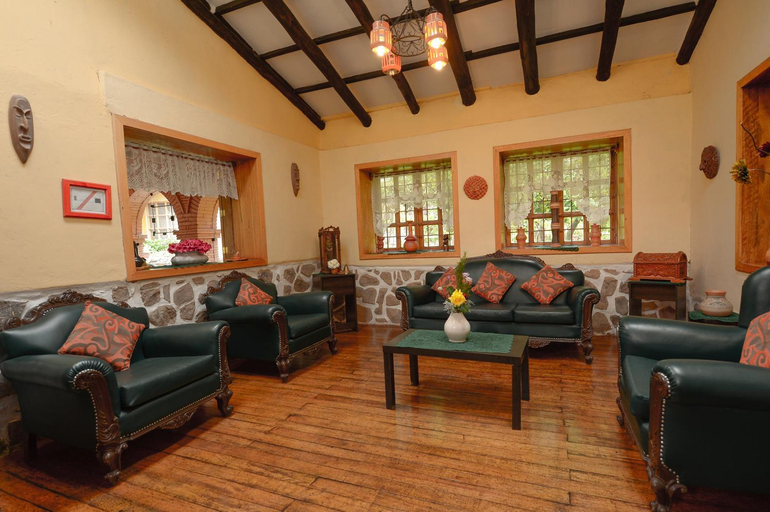 Shared lounge/TV area 3, Hotel Samanapaq, Urubamba