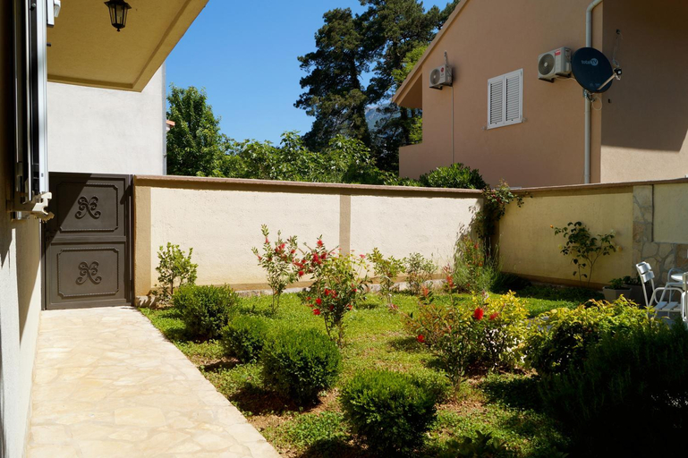 Others 3, Veron Apartments