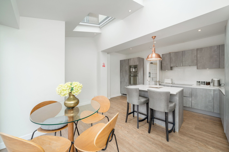 Others 5, Elegant 3Bedroom Retreat, London