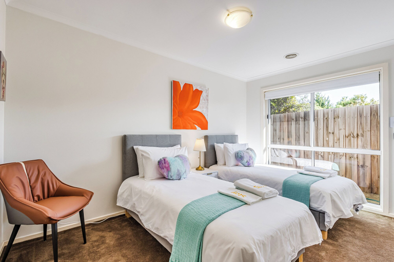 Bedroom 3, StayAU 4BR Lakeside Retreat in Seabrook, Melbourne