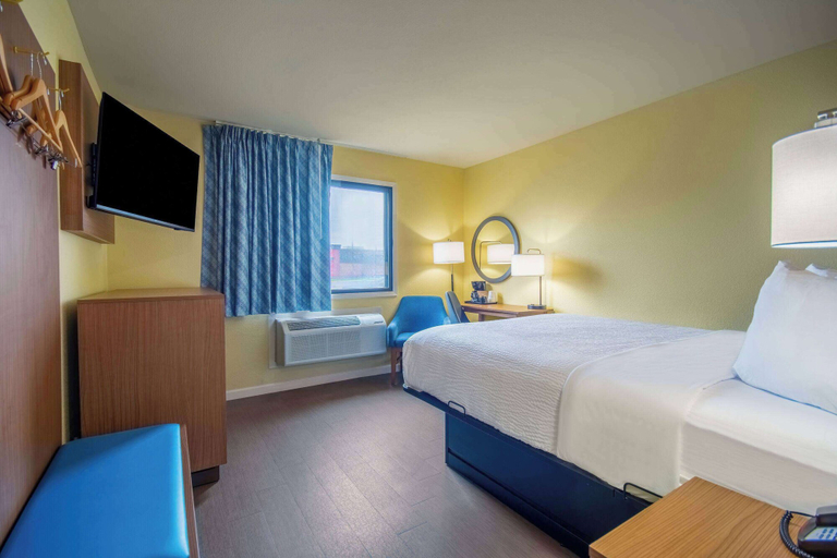 Bedroom 4, Days Inn & Suites by Wyndham Waterloo, Black Hawk