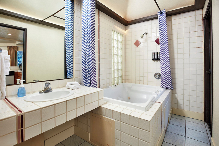 Bathroom 3, Seaport Village Inn Avalon, Los Angeles