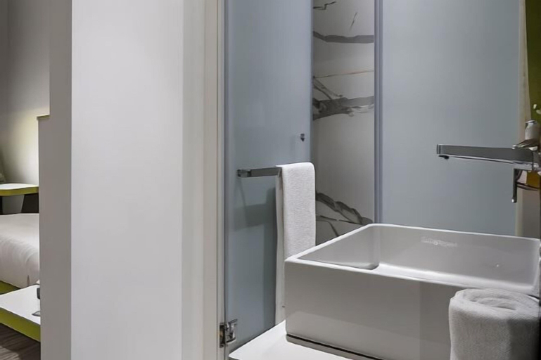 Bathroom 16
