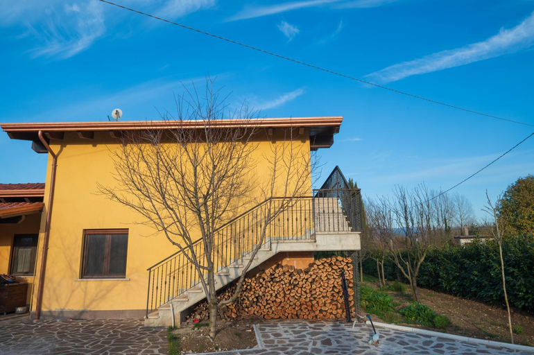 Others 5, Roberta House, Isernia