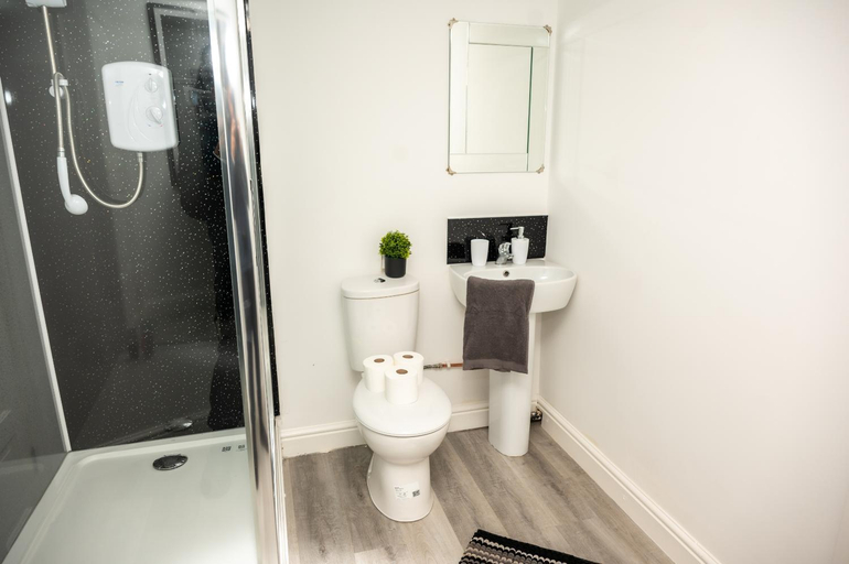 Bathroom 2, Hideaway Town Centre Basement Studio, Kirklees