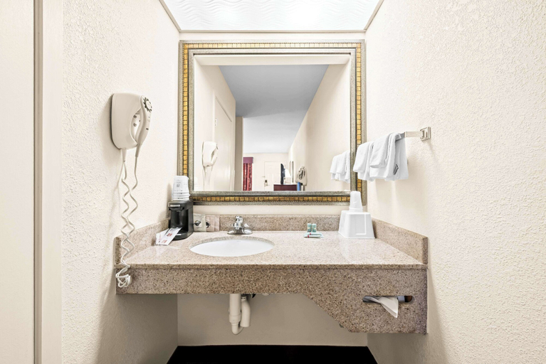 Bathroom 4, Best Western Inn, Chilton