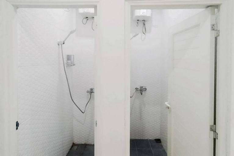 Bathroom 13