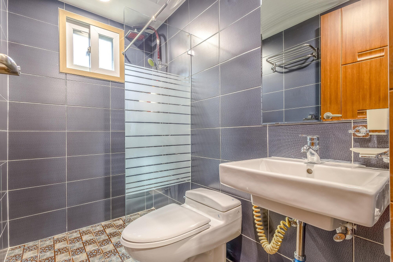 Bathroom 4, Geoje Gabaestory Pension, Geoje