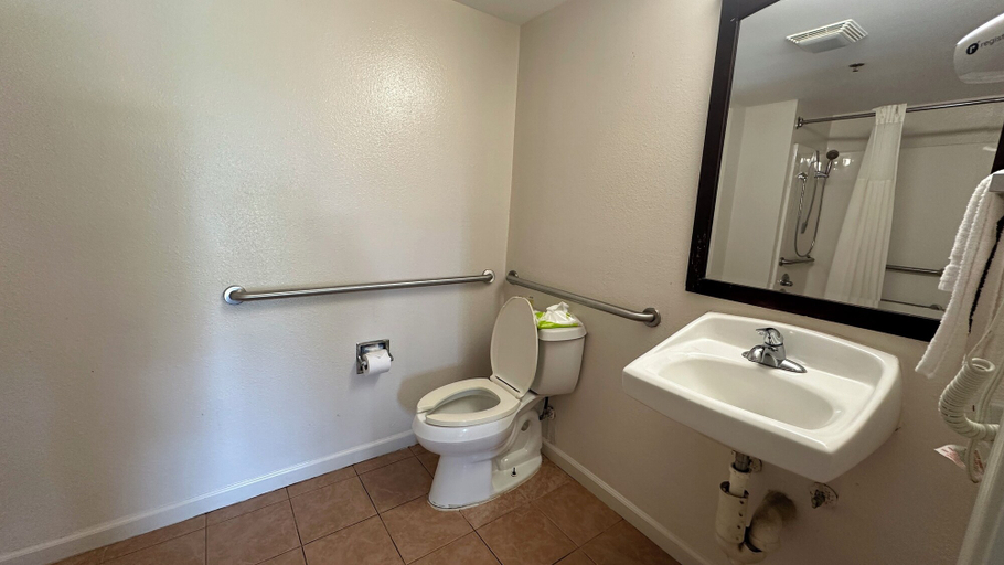 Bathroom 4, Carom Inn Denham Springs-Baton Rouge, Livingston
