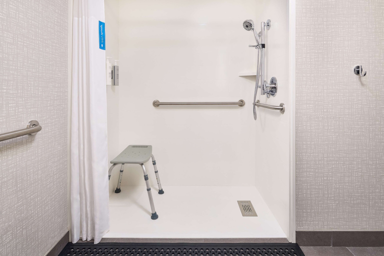 Bathroom 3, Hampton Inn Massillon, Stark