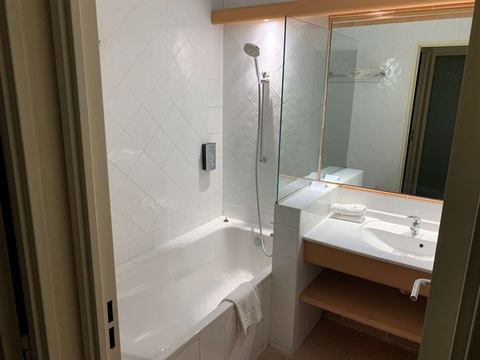 Bathroom 5, Golden Tulip Avignon Le Paradou, Vaucluse