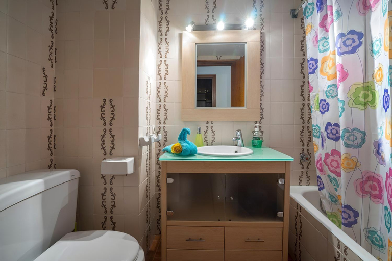 Bathroom, Vivalidays Rosalia - LLoret de Mar centro, Girona