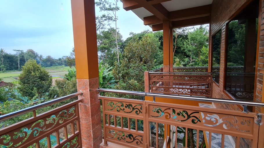 Exterior & Views 12