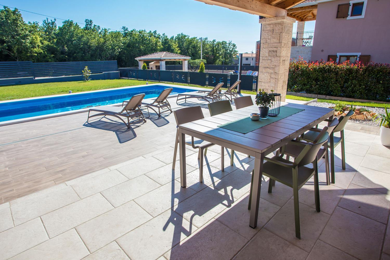 Sport & Beauty 2, Villa Tiffany with private pool and garden, Poreč