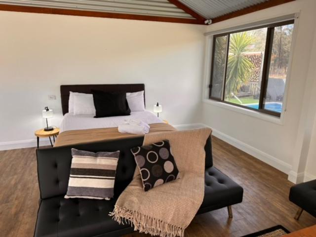 Bedroom 3, Wallaby Lodges, Singleton