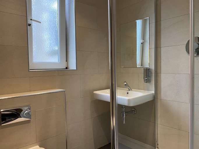 Bathroom 4, The Riverhouse, Cardiff