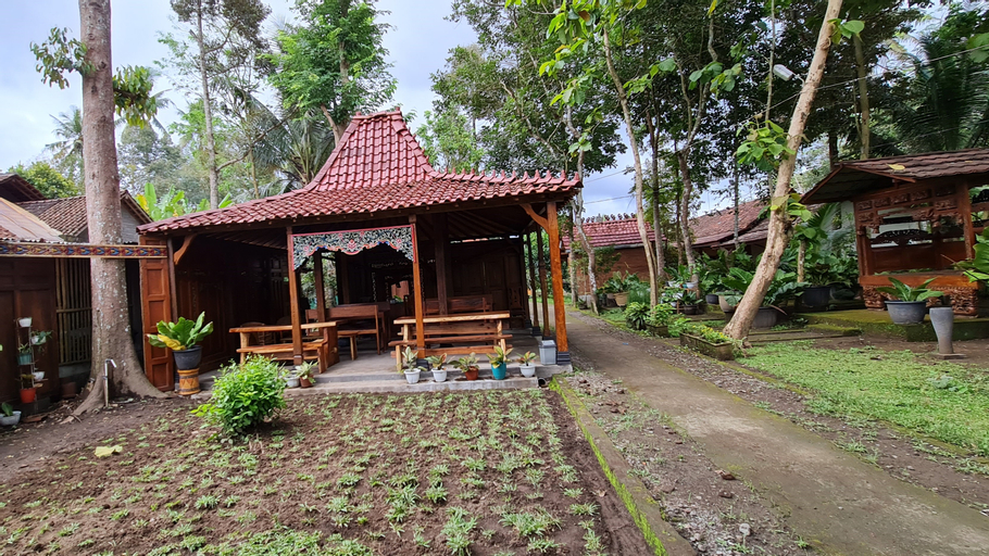 Exterior & Views 21