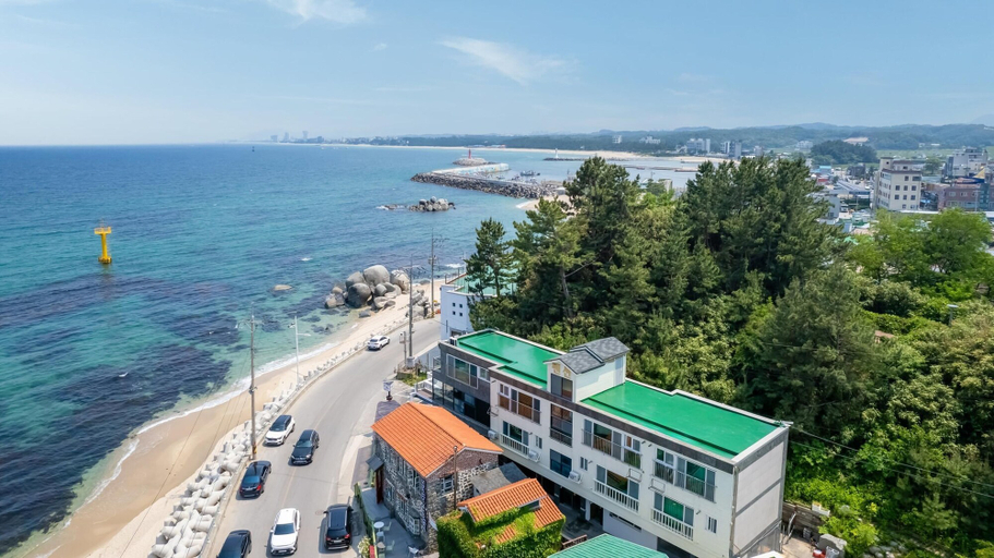 Exterior & Views, Gangreung Hannunebada Pension, Gangneung