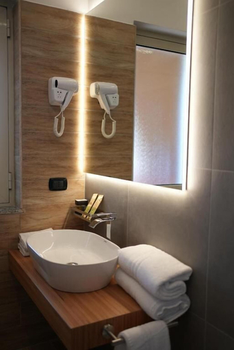 Bathroom 4, Re Di Cuori Hotel, Caserta