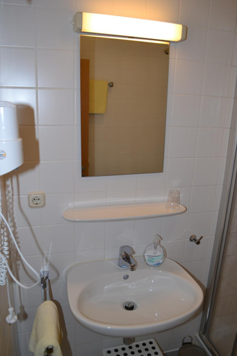 Bathroom 4, Haus der Begegnung Heilig Geist, Altötting
