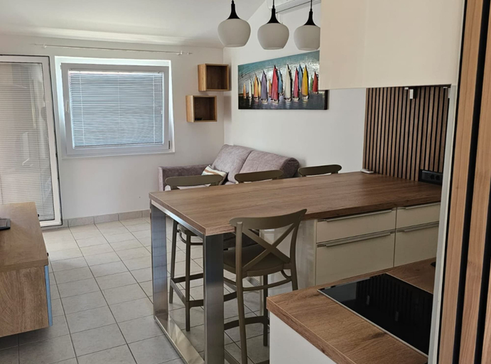 Others 5, Apartment M & VALENTIN, Nin
