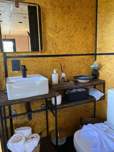Bathroom 3, LUTS Chales, Gonçalves